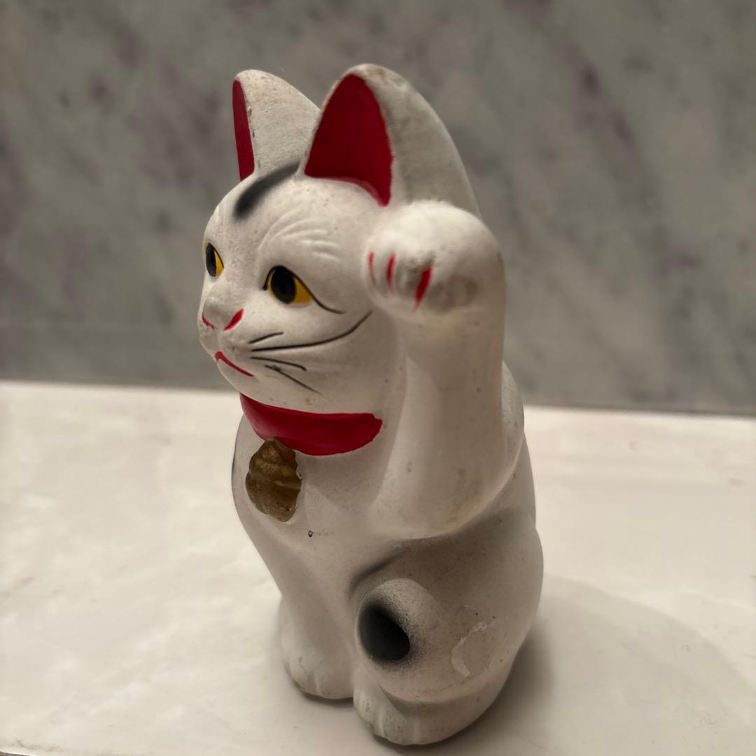 ヴィンテージ手描きの瞳が可愛いく手彫りで眉毛やおヒゲが削られて形取られた招き猫