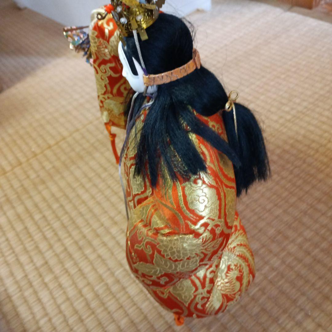 市松人形 羽衣　金色と赤色の模様