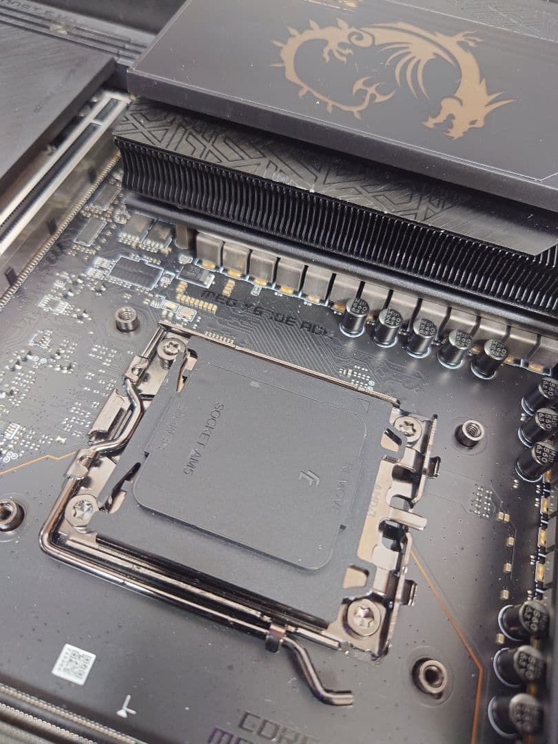 MSI MEG X670E ACE グラボ固定ラッチ外れ