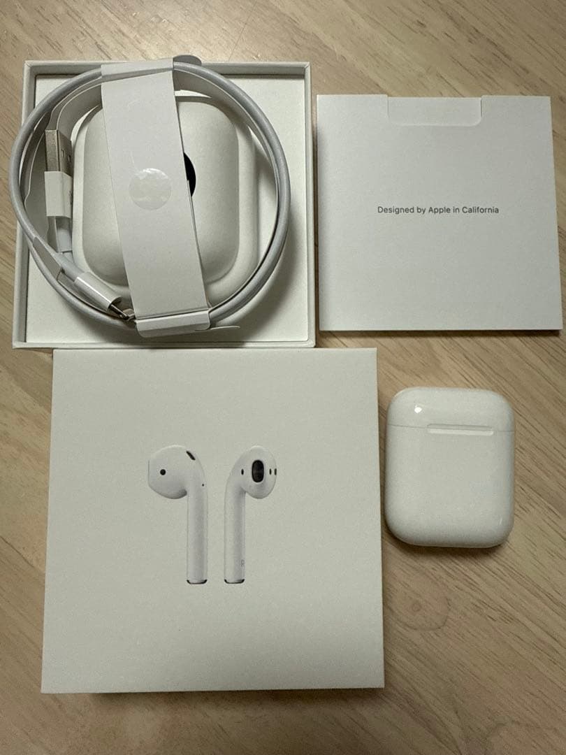 Apple AirPods　両耳イヤホン+充電ケース（第2世代）MV7N2J/A